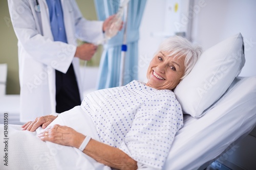 Senior patient lying on a bed Fototapet