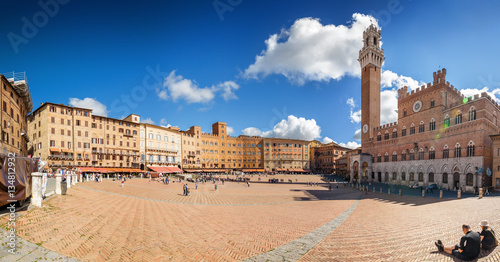 Canvastavla Sunny view of Piazza del Campo in Siena, Toscana region, Italy.