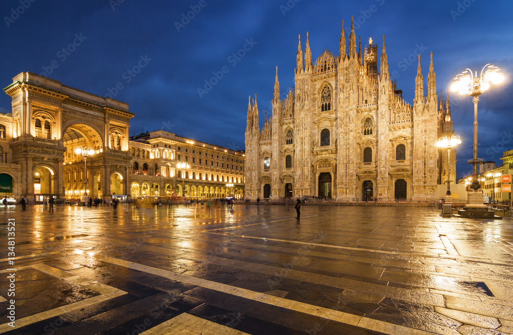 Fototapeta premium Twilight view of Cathedral, Vittorio Emanuele II Gallery and piazza del Duomo in Milan, Lombardia region, Italy.