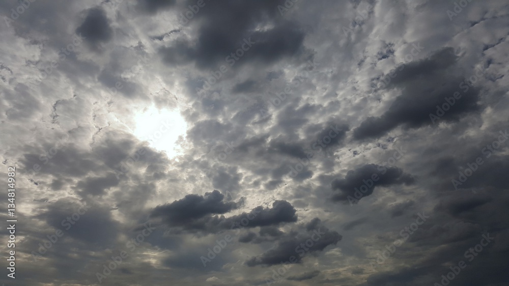 Obraz premium Dark cloudy sky with sunlight