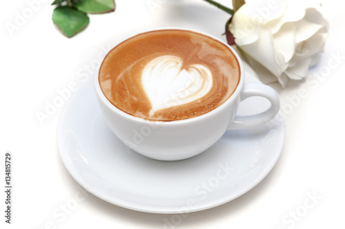 Obraz na płótnie Coffee cup of heart shape latte art on the plate with white rose w salonie