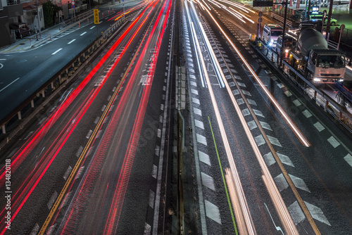 夜の幹線道路 光の軌跡