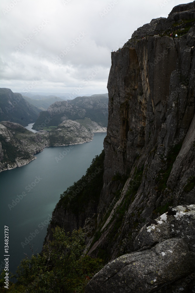 Fot. Konrad Filip Komarnicki / EAST NEWS Norwegia 20.07.2016 Lysefjord w Norwegii latem. Widok na szlak na Preikestolen.