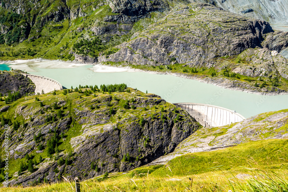 Fototapeta premium Margaritzenstausee mit Staumauer im Tauerngebirge