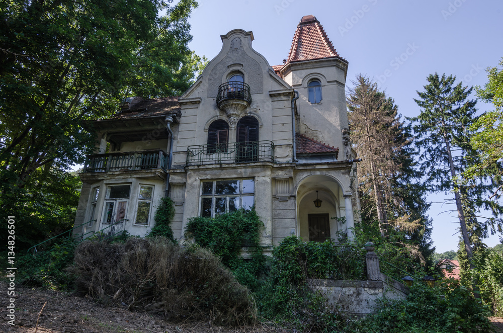 alte verlassene villa