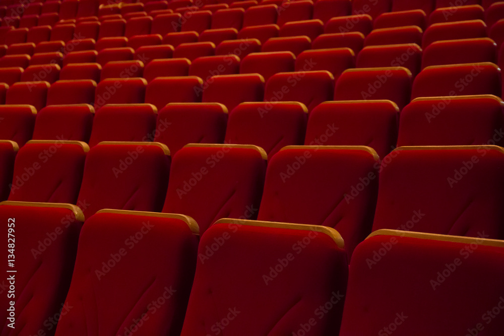 Obraz premium Rows of red chairs in movie theater