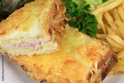 croque monsieur et frites photo