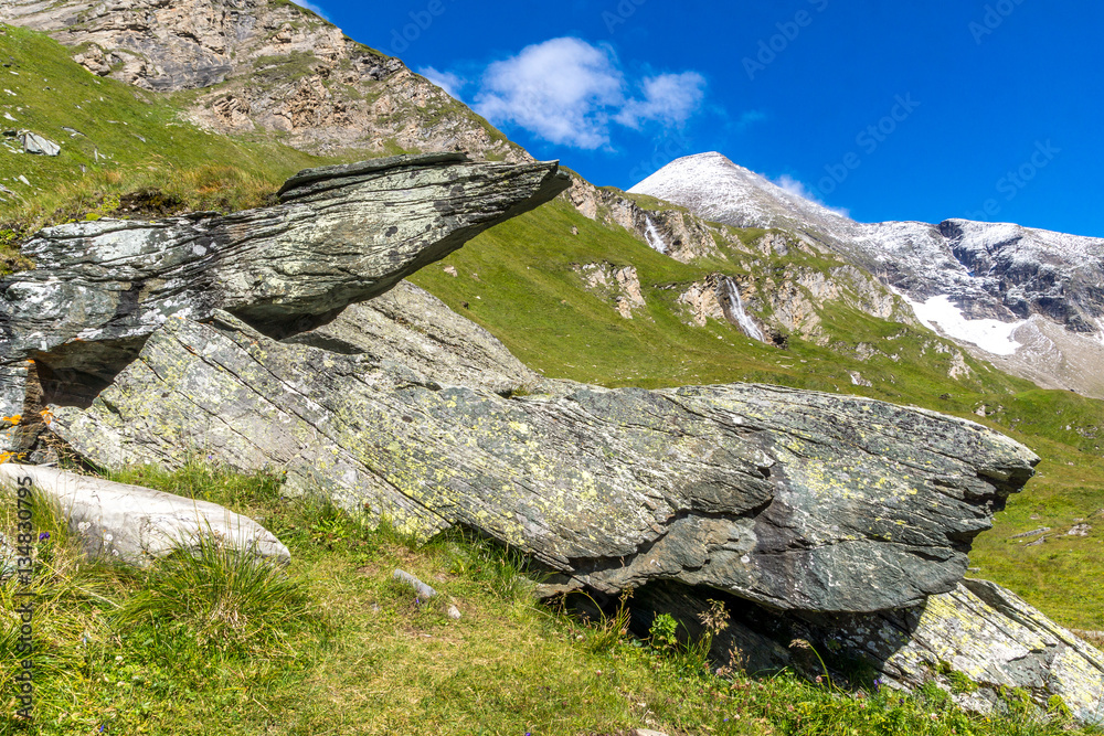 Spitze Felsen ragen aus dem Berg heraus Spitze Felsen ragen aus dem Berg heraus