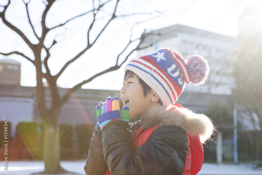 雪の公園で遊ぶ子供