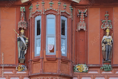 Deutschland - Hölzerne Kaiserfiguren am historischen Gildehaus, Deutschland photo
