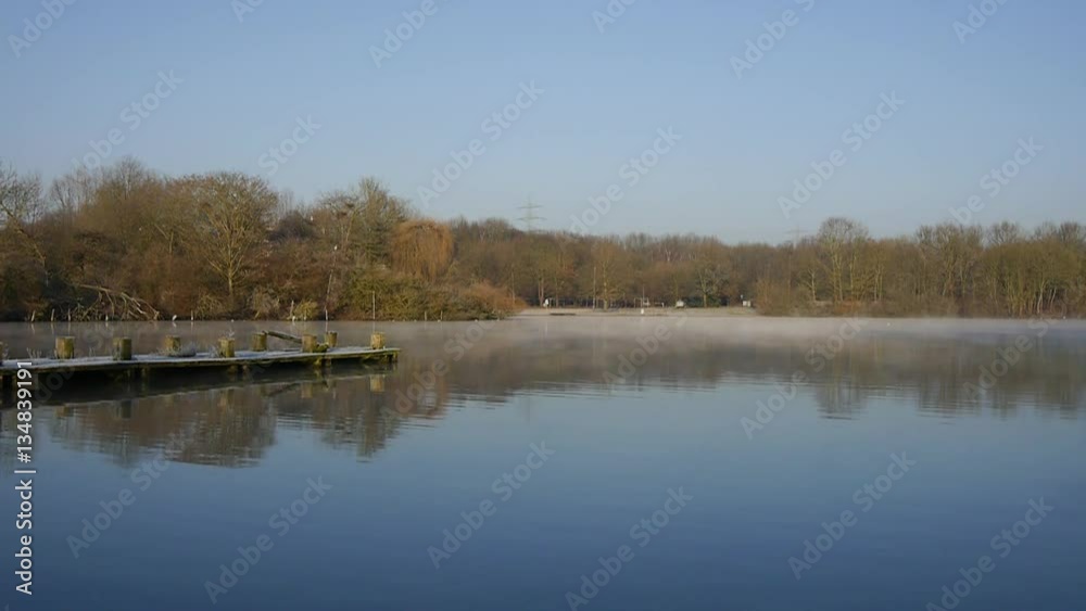 Ümminger See mit Steg und Nebelschwaden Ümminger See mit Steg und Nebelschwaden