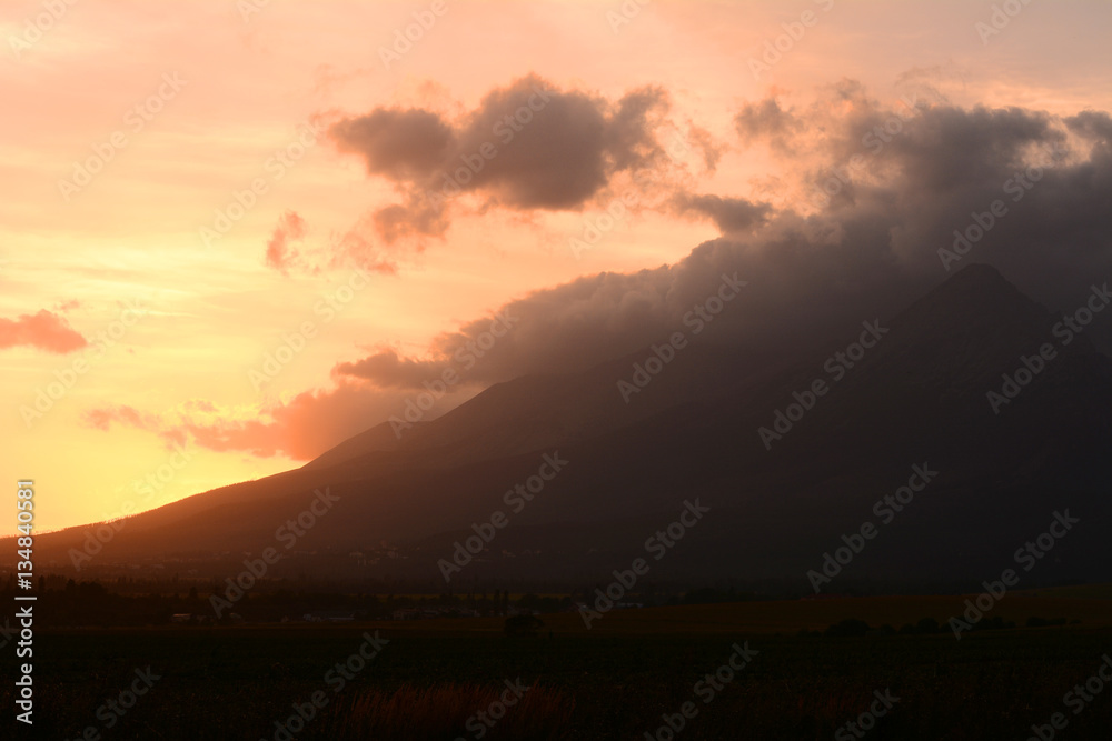 Tatra Mountains. Fot. Konrad Filip Komarnicki / EAST NEWS Slowacja 17.09.2015 Slowackie Tatry Wysokie o zachodzie slonca. Tatra Mountains. Fot. Konrad Filip Komarnicki / EAST NEWS Slowacja 17.09.2015 Slowackie Tatry Wysokie o zachodzie slonca.