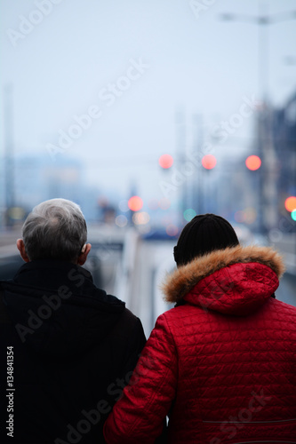 Older couple, Poland. Fot. Konrad Filip Komarnicki / EAST NEWS Lodz 09.11.2015 Para starszych ludzi na lodzkiej ulicy.