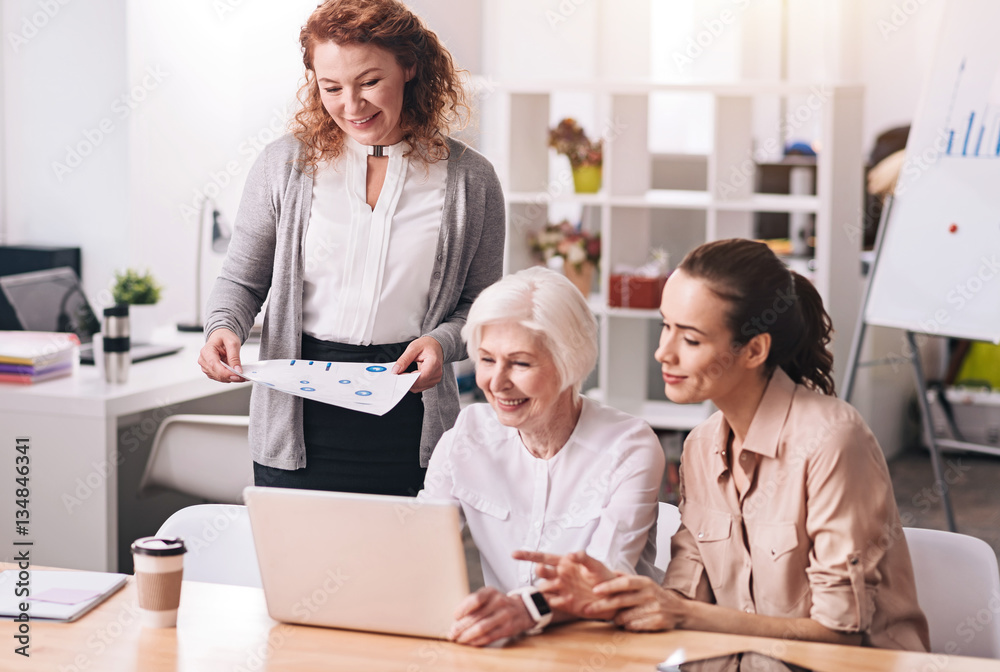 Obraz premium Inspired creative business ladies working in the office