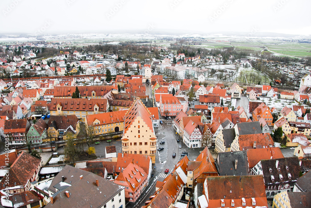 Obraz premium ロマンチック街道沿いの街 ネルトリンゲン 聖ゲオルク教会のダニエルからの眺め ベルガー門(ドイツ)