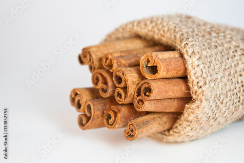 Fotografie cinnamon sticks isolated on white background