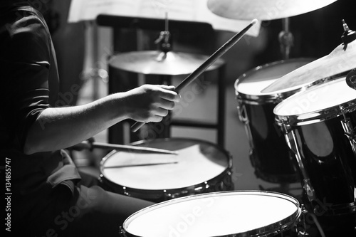Fotografia Human hands playing the drum kit in black and white