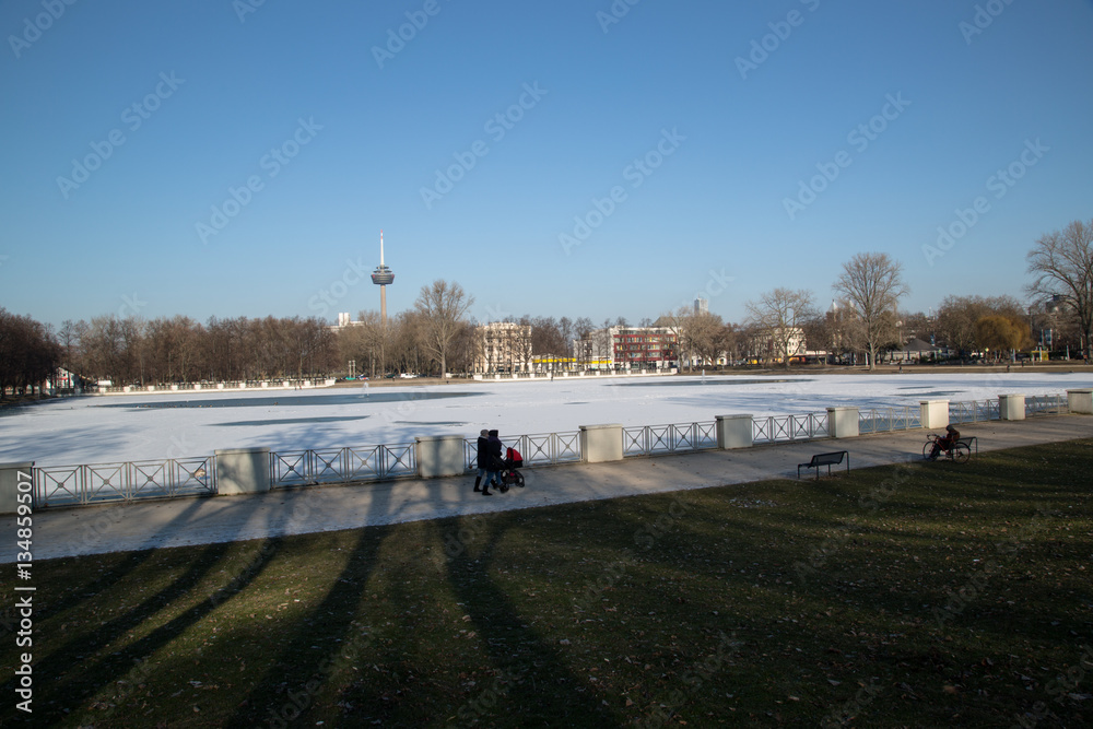 Cologne, iced pond, HiroshimaNagasakiPark, winter; Köln, vereister Aachener Weiher, Winter