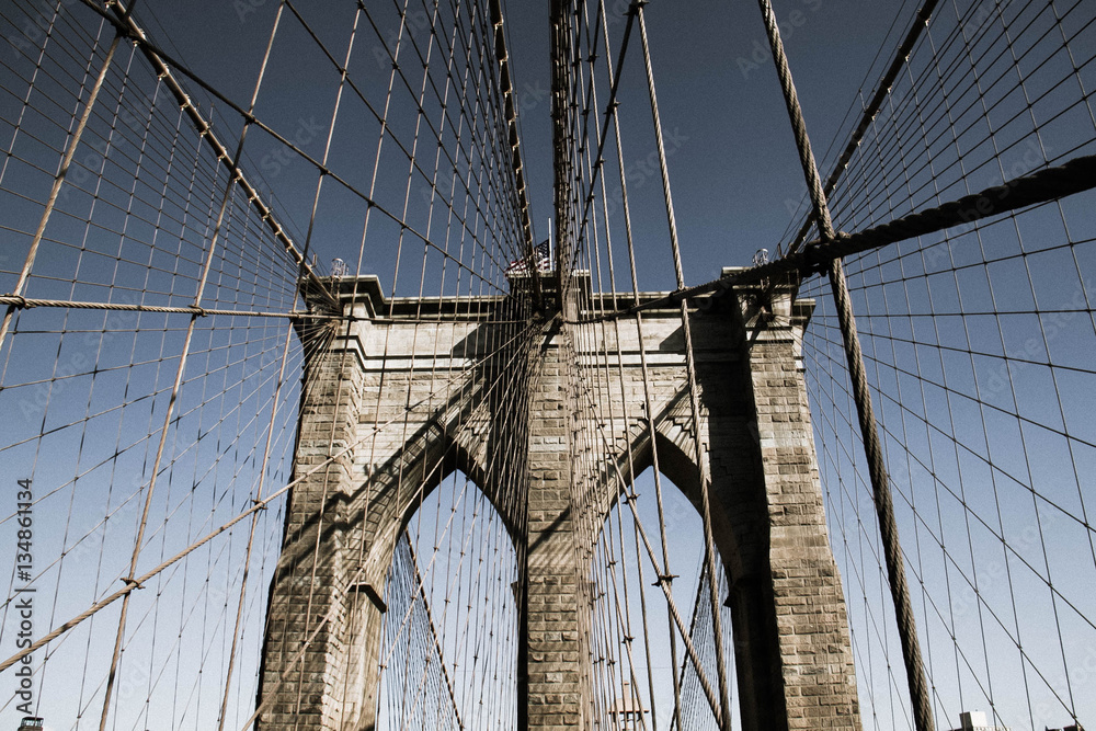 Fototapeta premium Symetria Brooklynu i kabla w stylu dark vintage, Nowy Jork