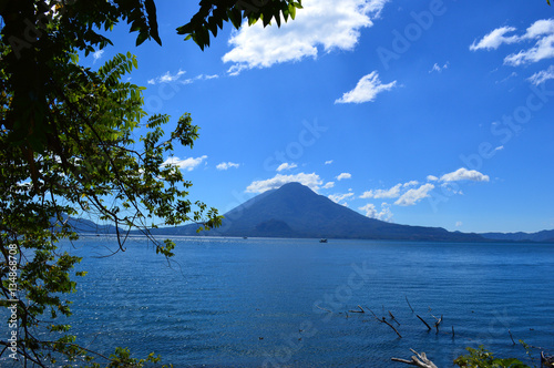Hermosa vista en el puerto en Atitlán uno de los lagos más hermosos del mundo  se encuentra en Sololá departamento de Guatemala.