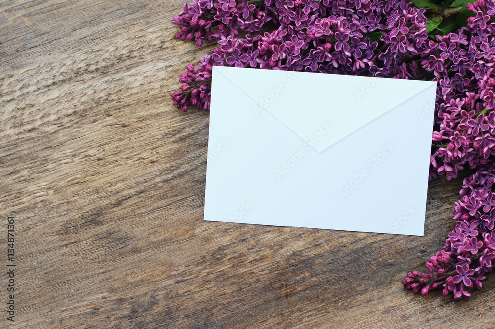 деревянный фон с сиренью и конвертом