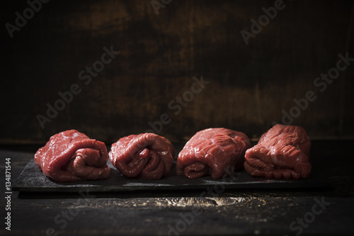 Rinder-Rouladen auf schwarz