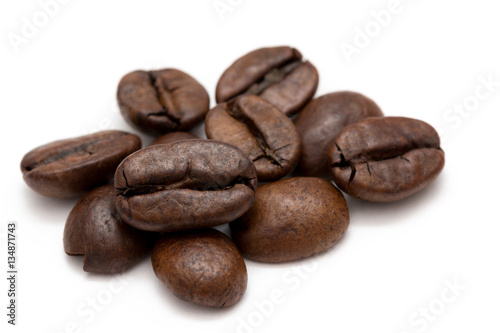 Kaffeebohnen isoliert auf weiß