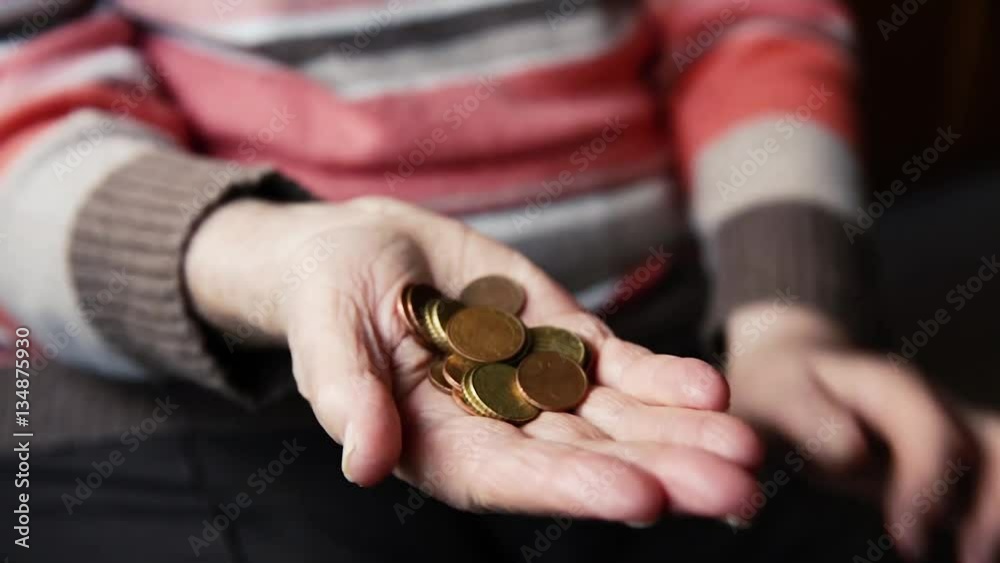 Seniorin mit Kleingeld in der Hand