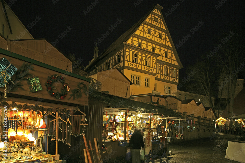 Weihnachtlich geschmücktes Dinkelsbühl bei Nacht, Bayern, Deutschland, Europa