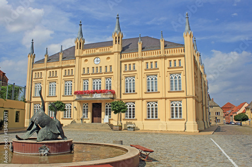 Bützow: Legendärer Gänsebrunnen vor Rathaus (1849, Mecklenburg) photo