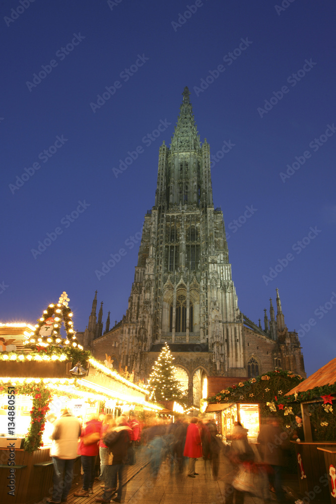 Weihnachtsmarkt in Ulm vor dem Ulmer Münster, Schwaben, Deutschland, Europa