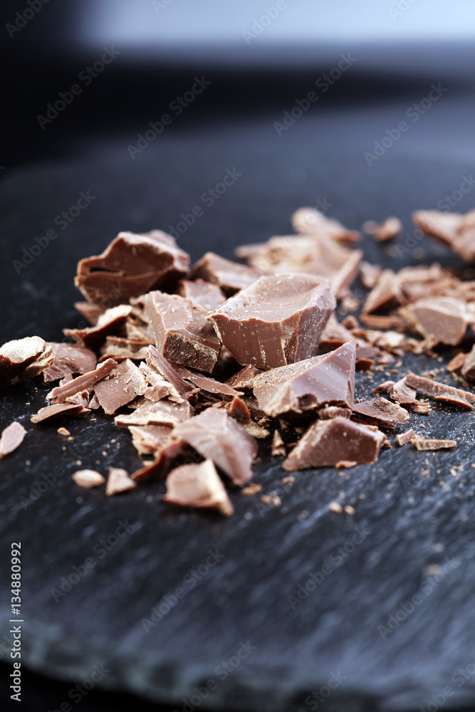 Dark chocolate stack, chips and powder