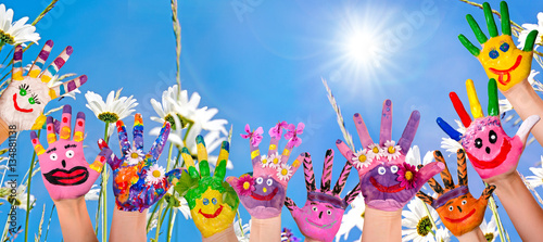 Będąc szczęśliwym: ręce dzieci bawiących się przed łąką kwiatów :)