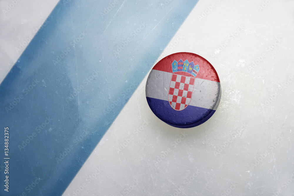Naklejka premium old hockey puck with the national flag of croatia