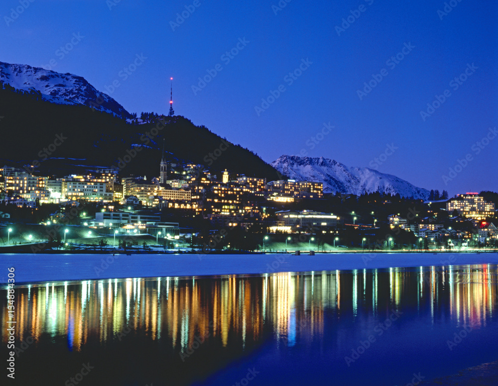 Schweiz, St. Moritz am Moritzsee bei Nacht im Winter
