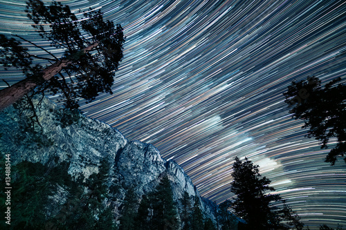 Obraz na płótnie Long star trails of the milky way pass over the top of Kern canyon in a long exp