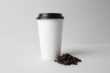 Küchenrückwand glas motiv Kaffee und Kaffeebohnen White paper cup with coffee beans  © SQS