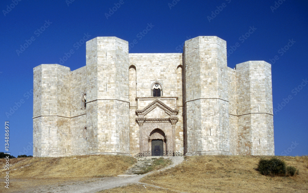 Das Castel del Monte von Federico II, in Italien, Apulien..