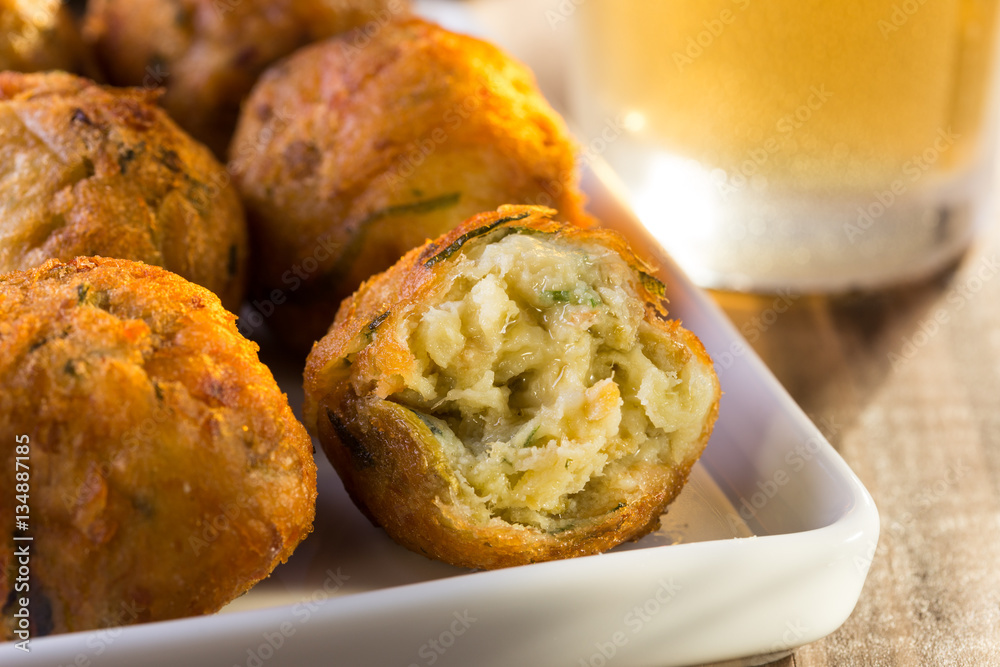 Fototapeta premium Bolinhos de bacalhau fritos com cerveja gelada