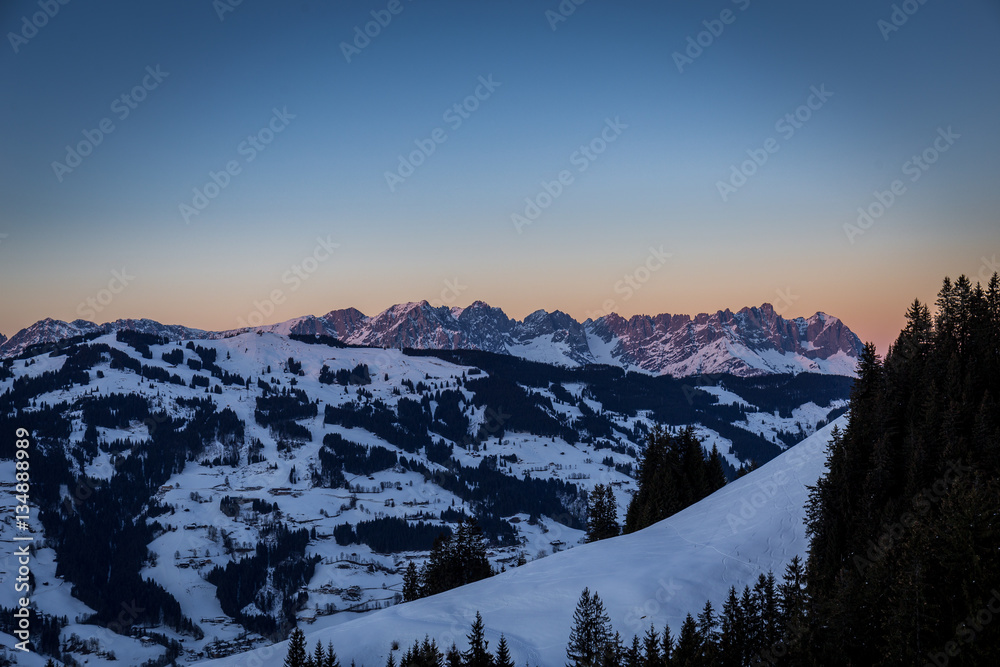 Winterlandschaft mit Blick auf das Gebirge Wilder Kaiser in Tirol