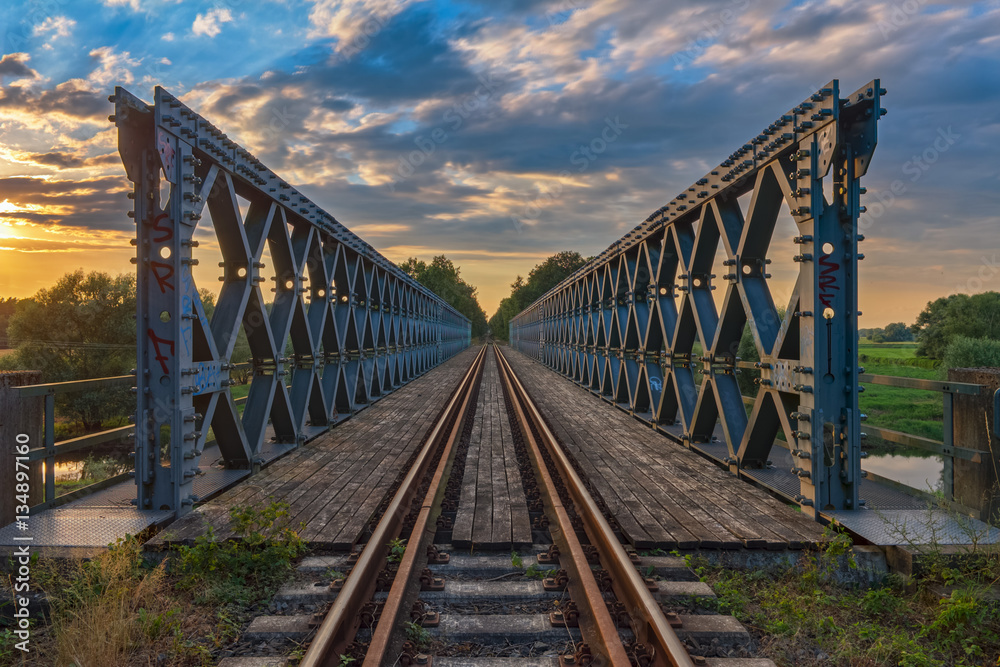 HDR Brücke / Eisenbahnbrücke über die Jeetzel, zwischen Hitzacker und Dannenberg (Wendland, Niedersachsen). HDR Brücke / Eisenbahnbrücke über die Jeetzel, zwischen Hitzacker und Dannenberg (Wendland, Niedersachsen).