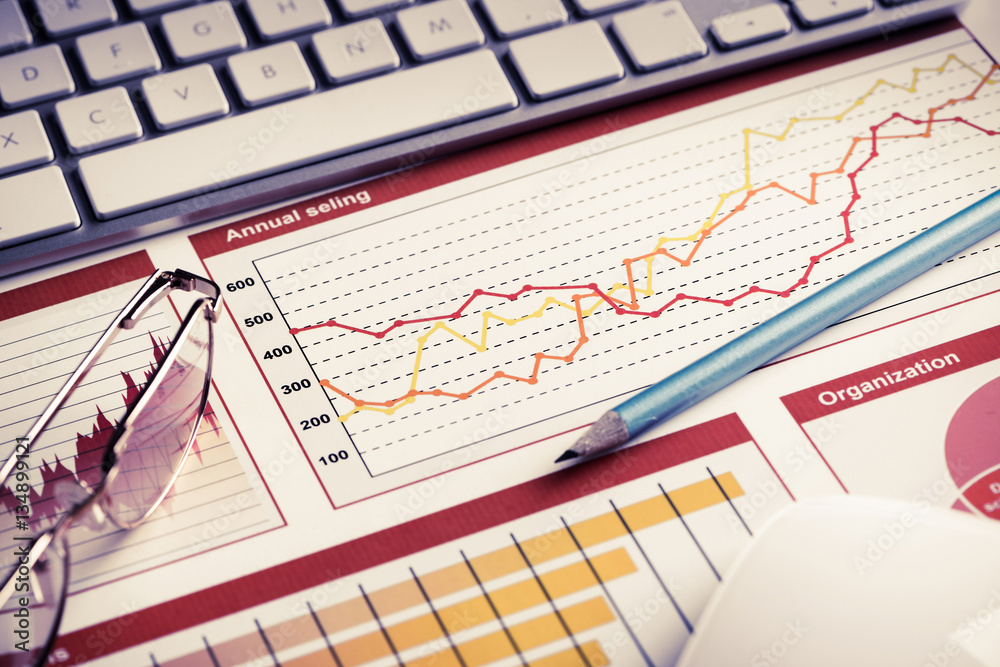 Obraz premium Preparing average sales report