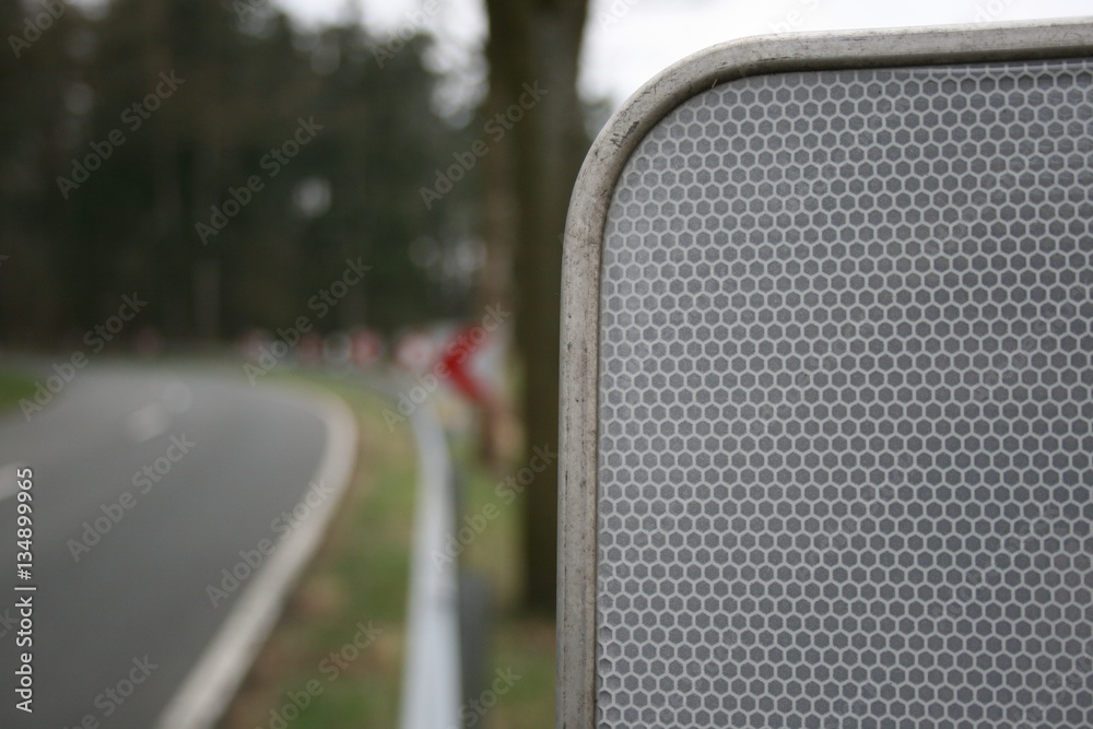 Fototapeta premium Landstraße Gefahr Sicherheit Kurve mit Leitplanken