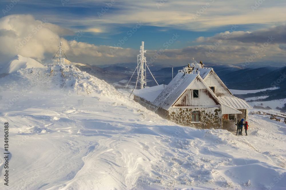 Obraz premium Zimowa sceneria górska w Bieszczadach, południowo-wschodniej Polsce