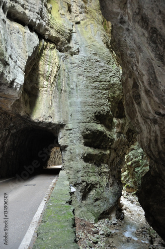 фотографія Die strada della forra am Gardasee durch eine enge Schlucht mit Tunnel