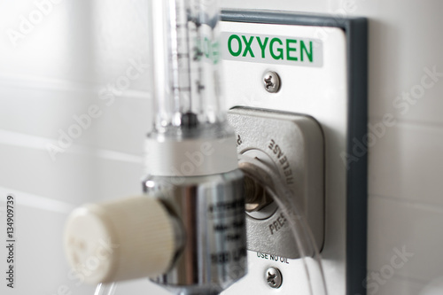 Fotografie, Obraz O2 Pressure gauge for measured control of oxygen to a patient in an emergency us