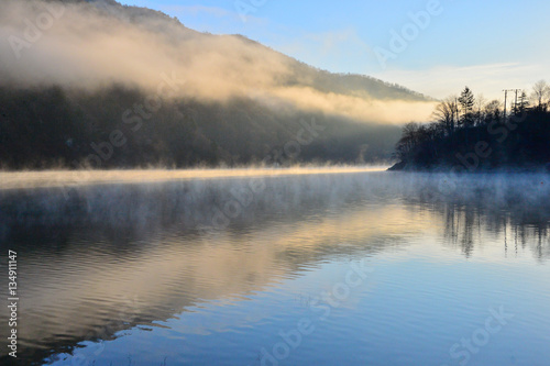 朝霧の奥只見湖