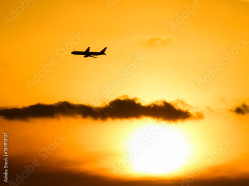 夕日と飛行機 © yamashou