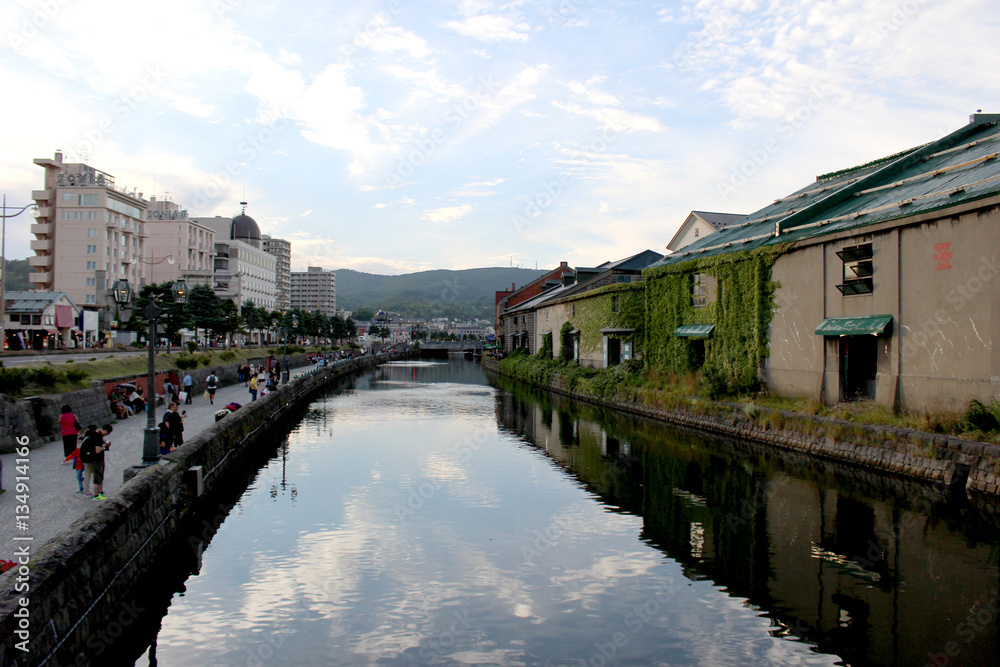 水面に空がうつる小樽運河