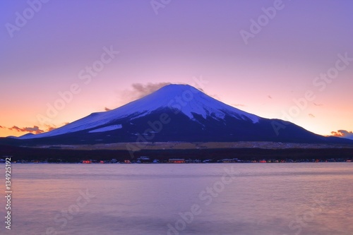 Fototapeta Naklejka Na Ścianę i Meble -  【山梨県】山中湖から夕暮れの富士山(富士五湖)